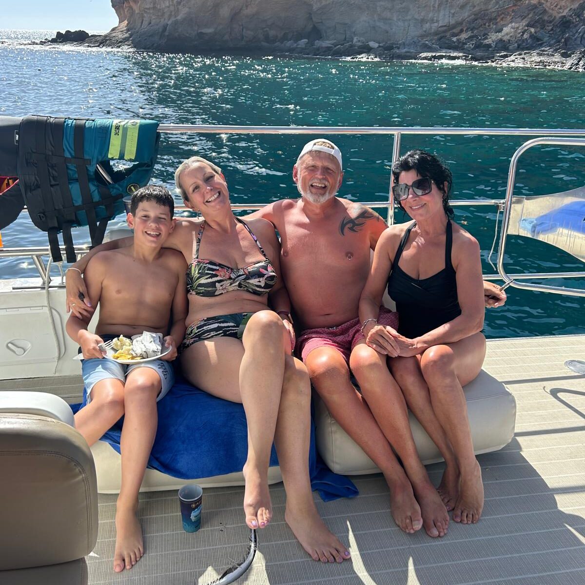 alt="Guests relaxing during a scenic boat excursion along the coast of Gran Canaria"